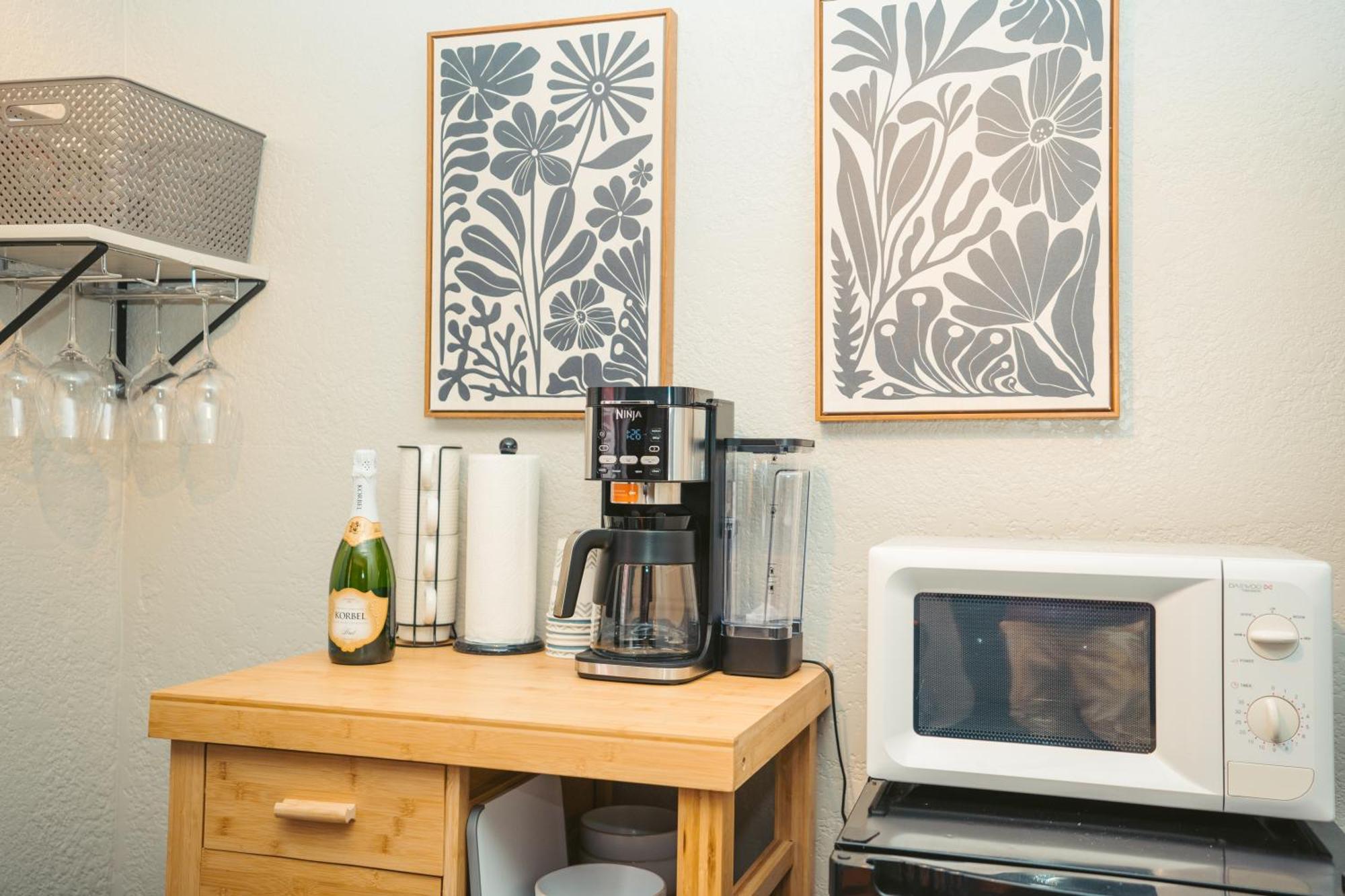 Windsor Retreat Private Basement Suite 덴버 외부 사진